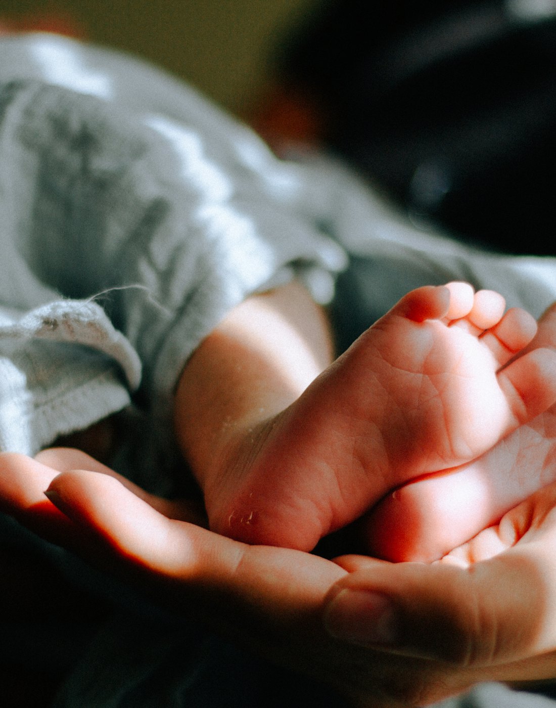 Bidan merawat bayi di rumah